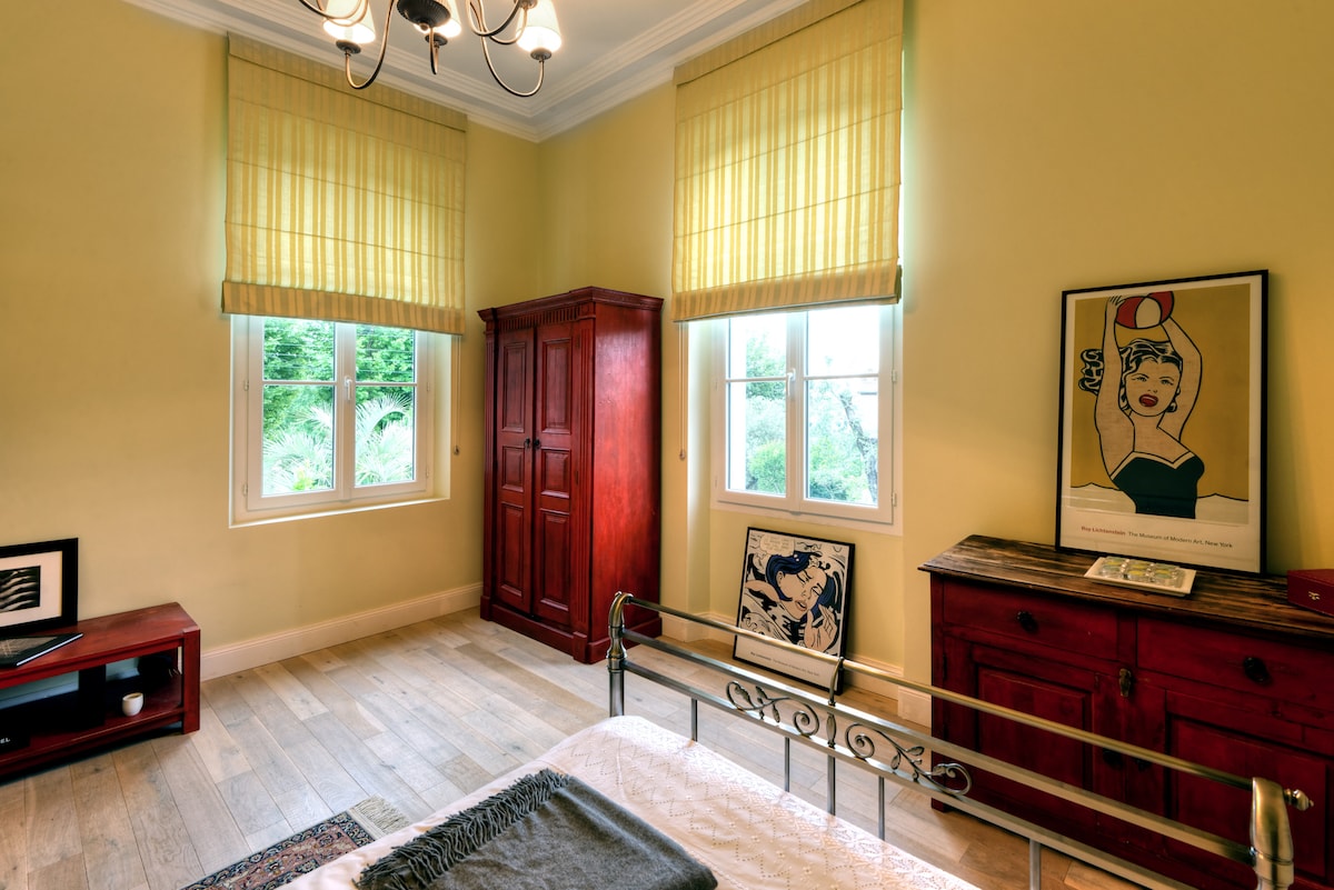 红色房间，东/南，景观明亮，配有舒适的标准双人床