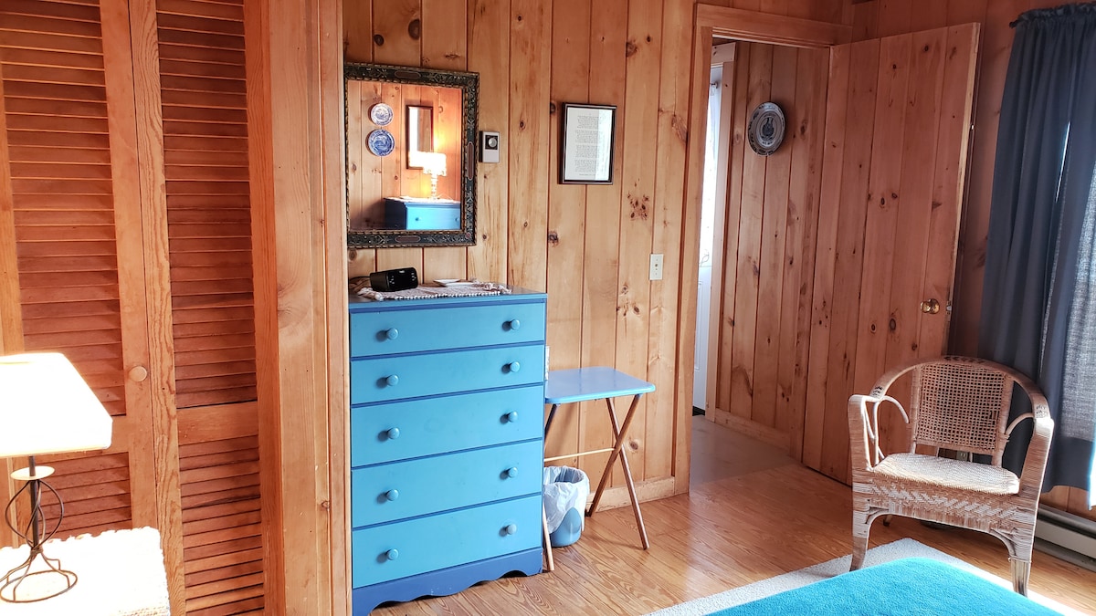 24. Modrá hlavná spálňa: skriňa/vešiaky, 2 komody, súkromné dvere, 2 stoličky, 2 nočné stolíky, 4 lampy atď.