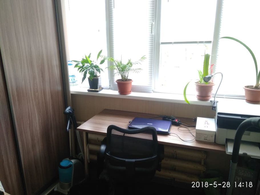 Рабочая зона на балконе (Working place on the balcony)