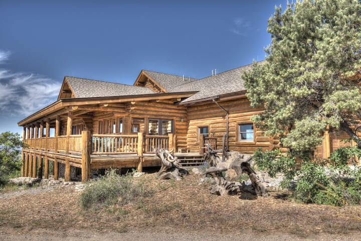 Secluded Log Cabin On 40 Acres!  Sleeps Up To 20!