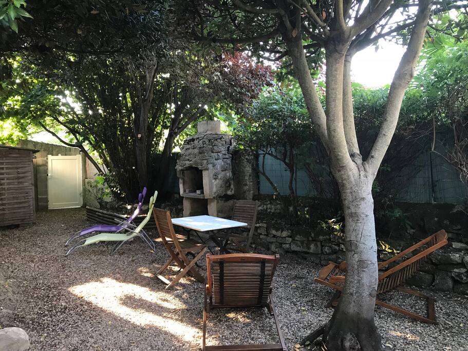 jardin (vu de l'entrée de la maisonnette)