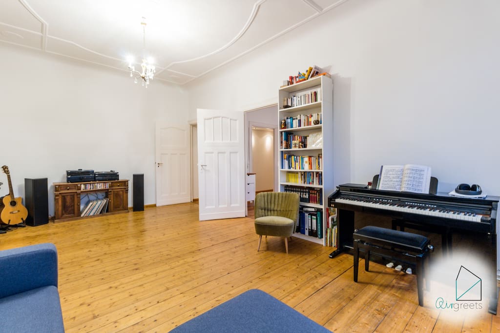 With the record player in the living room, you can listen to good music while relaxing on the sofa.
