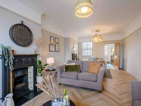 Top performing Airbnb: Modern, spacious 4 bed cottage, garden, parking in Heacham