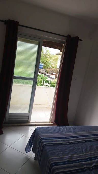 Quarto muito arejado, com varanda, cama de casal e cômoda para guardar os pertences. Acomoda até duas pessoas!