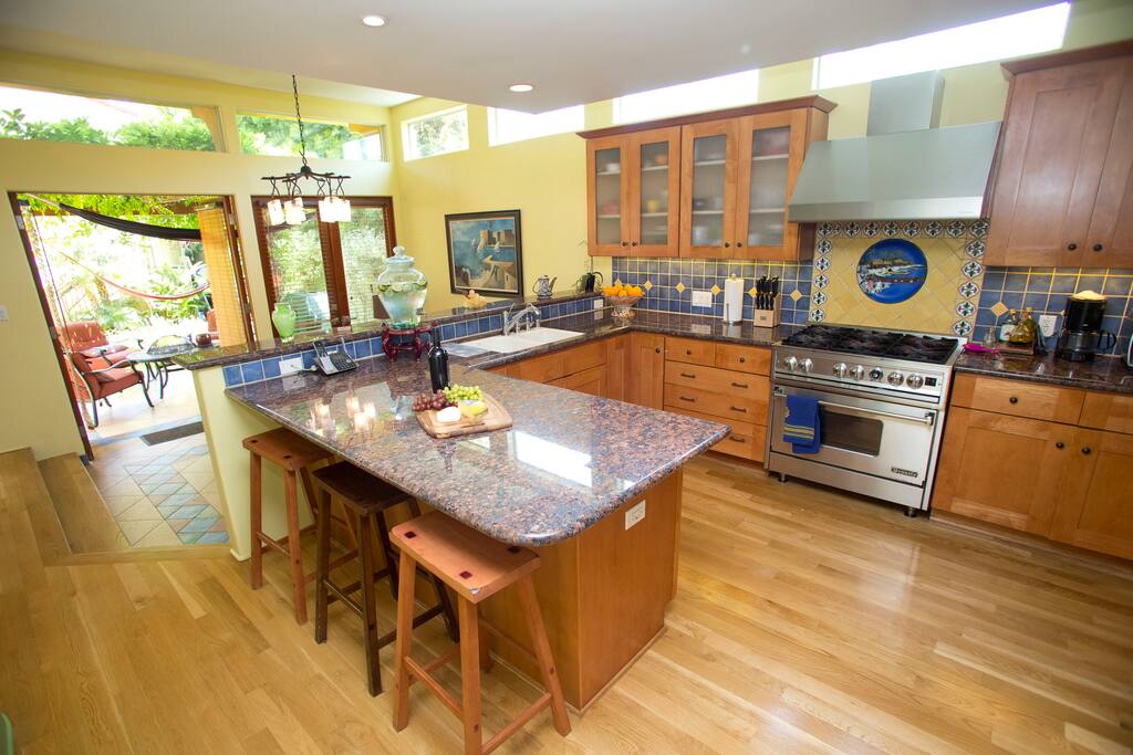 Access to kitchen.
Fruit and cereal available every morning.