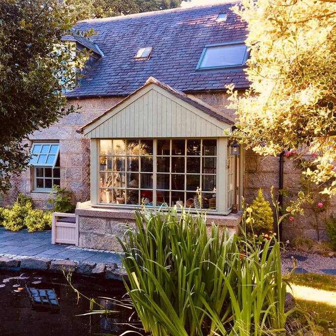 Private entrance and porch