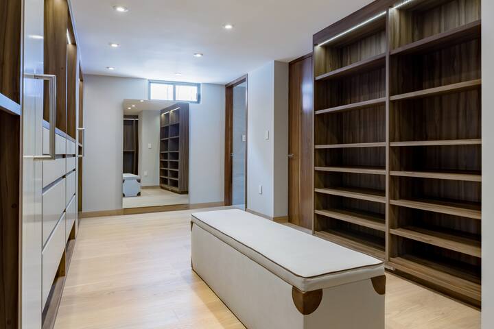 Sophisticated Penthouse gallery image 3