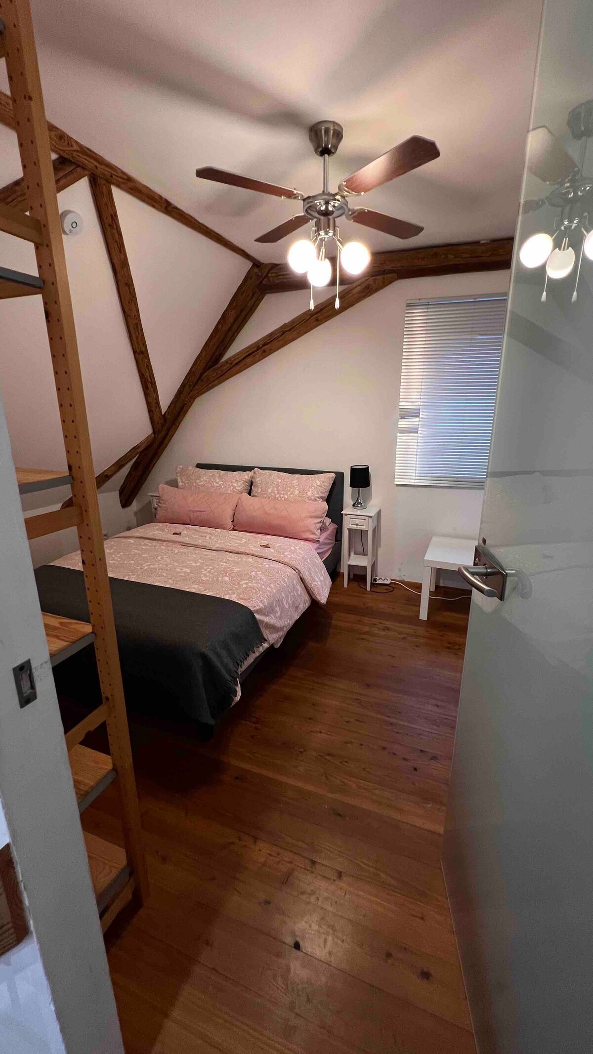 Tweepersoonsbed met plafondventilator