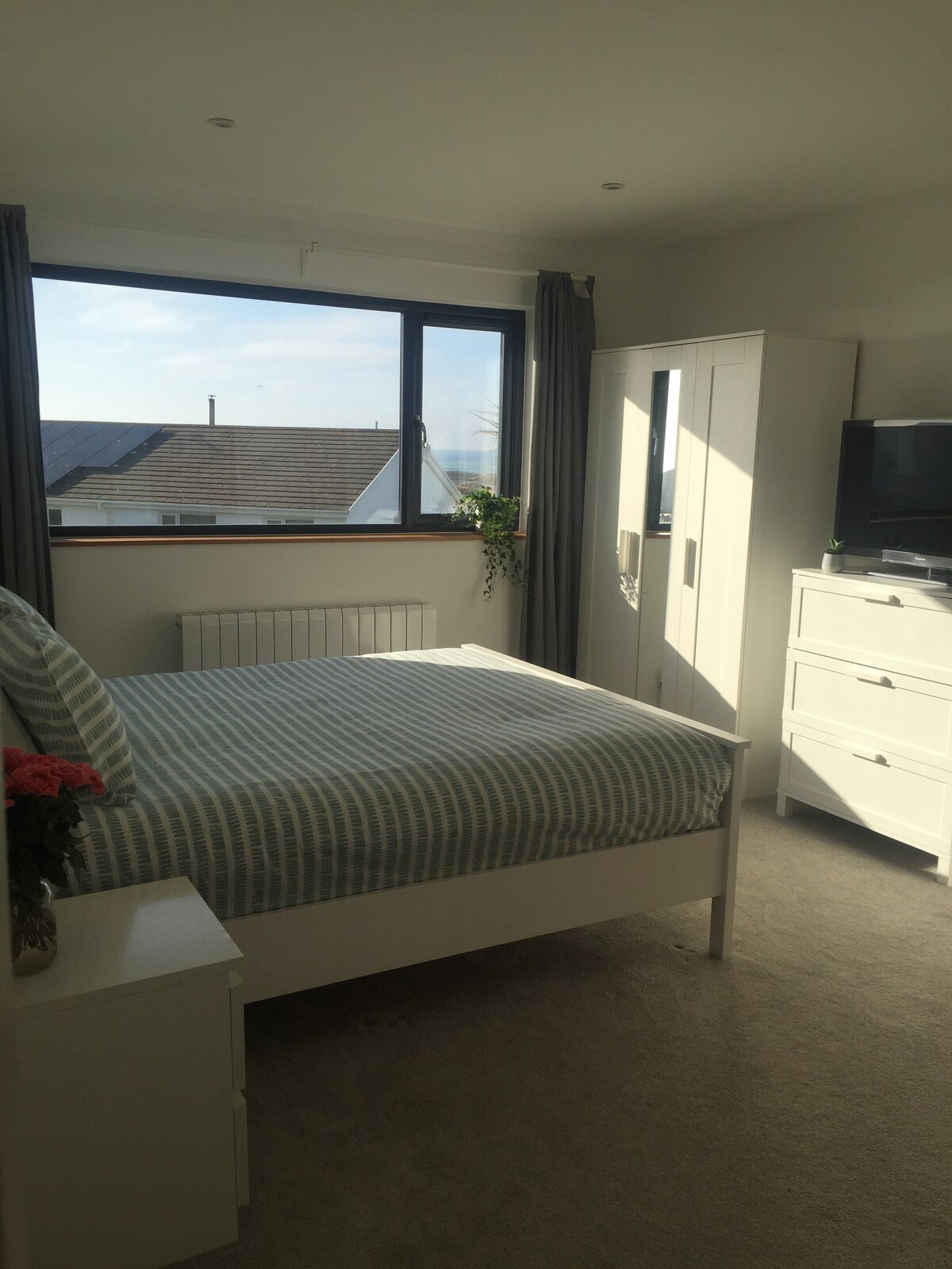 Hay un dormitorio principal con una cama tamaño king y baño privado. También se completa con mesitas de noche, armarios, una cómoda y un televisor. El baño tiene ducha, inodoro y lavabo.

El segundo dormitorio tiene una cama tamaño king, junto con cajones junto a la cama y un armario.

El tercer dormitorio está completo con dos camas individuales, mesitas de noche, armario, una cómoda de dibujos y una cuna si es necesario.
