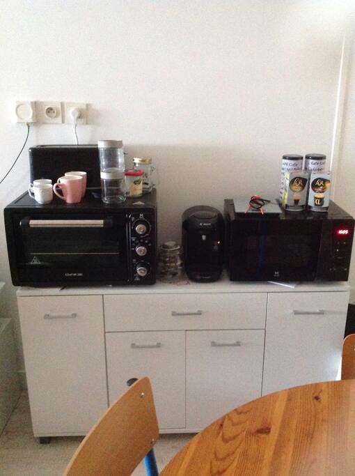 Four, cafetière et micro-ondes