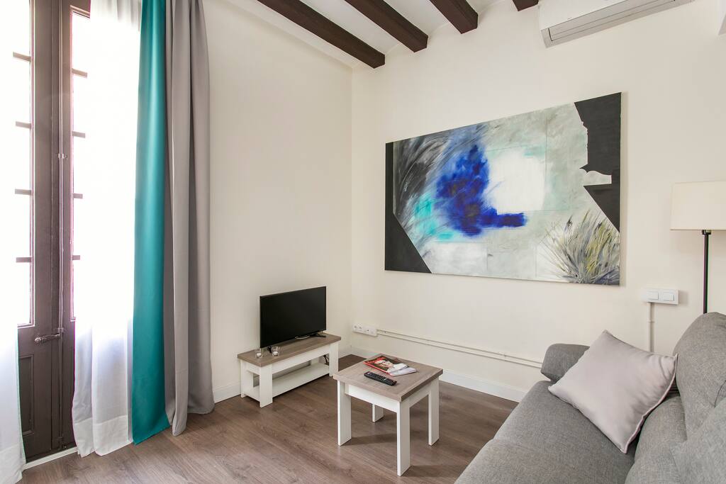 Bright and spacious living room with fully equipped American kitchen and dinning table