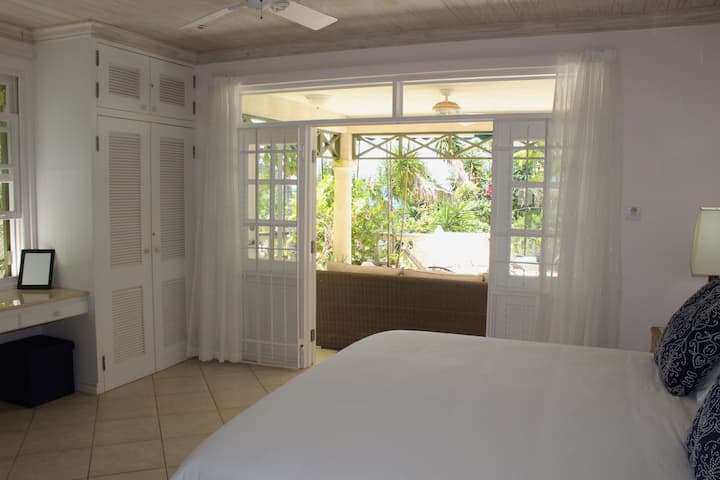 Ufikiaji wa moja kwa moja kutoka chumba cha kulala cha bwana kwenye mtaro na maoni juu ya pwani ya Mullins 