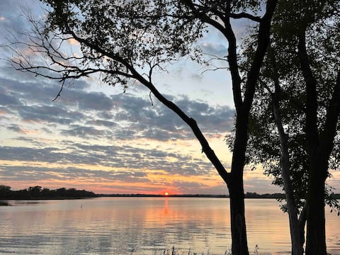 Cozy Lakeside Cottage for Families and Fun Seekers