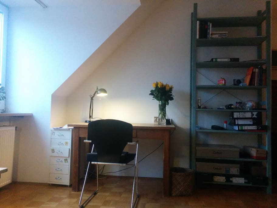 Schreibtisch im Zimmer