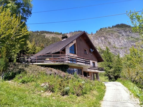 Individual chalet with remarkable summer/winter views