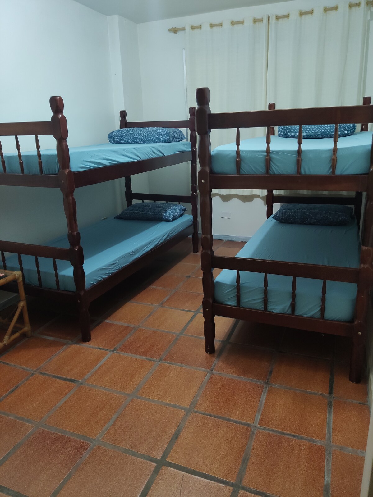 Soba 02 s 2 kreveta na kat i klima-uređajem