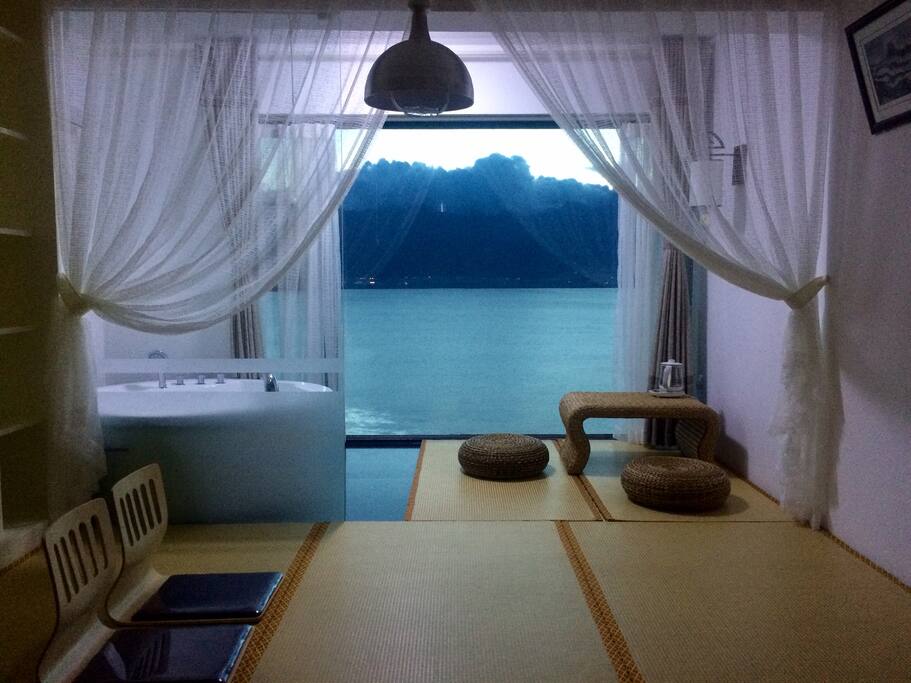带圆形浴缸的榻榻米海景房间