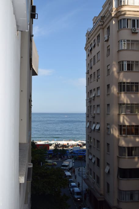 Vista da janela da sala do apt / View of de window - One block from the beach/ 1 quartiere della spiaggia