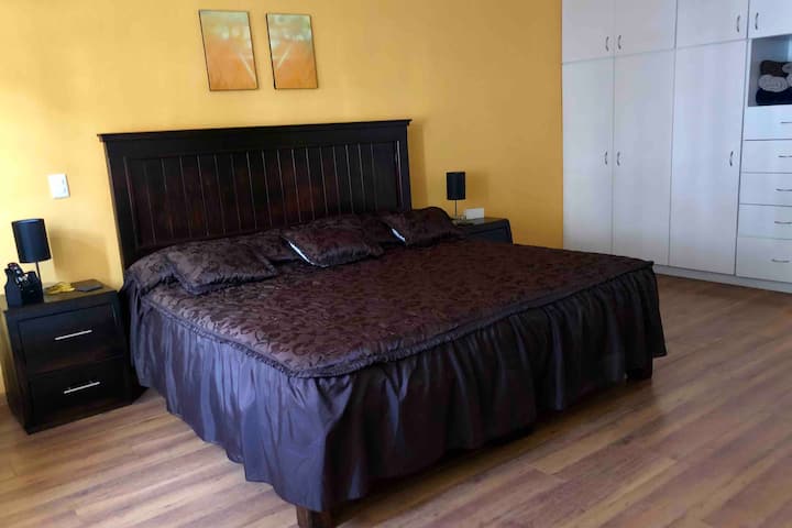 Quatrième #1
Chambre principale avec lit king size, salle de bain privée, smart tv, bureau et plus encore.
Room #1
Master bedroom with king sized bed, private bathroom, smart tv, desk and more.