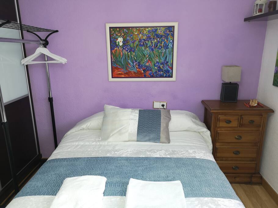 La habitación, desde otro ángulo.