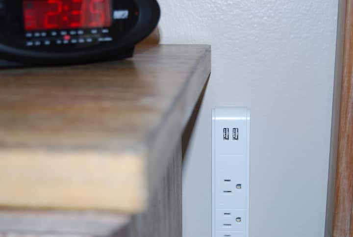 Თითოეულ საძინებელს აქვს დენის დამცავი ელექტროგადამცემი ზოლი USB პორტებით. Მზადაა ნებისმიერი ელექტრონული მოწყობილობის შესაერთებლად.  