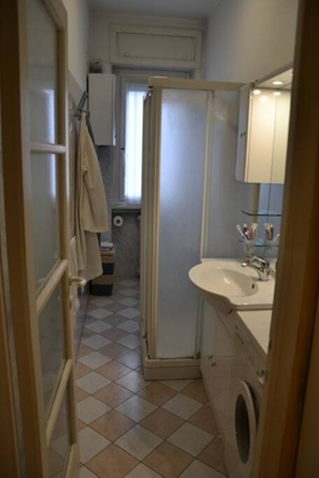 bagno con doccia WC e Bidet