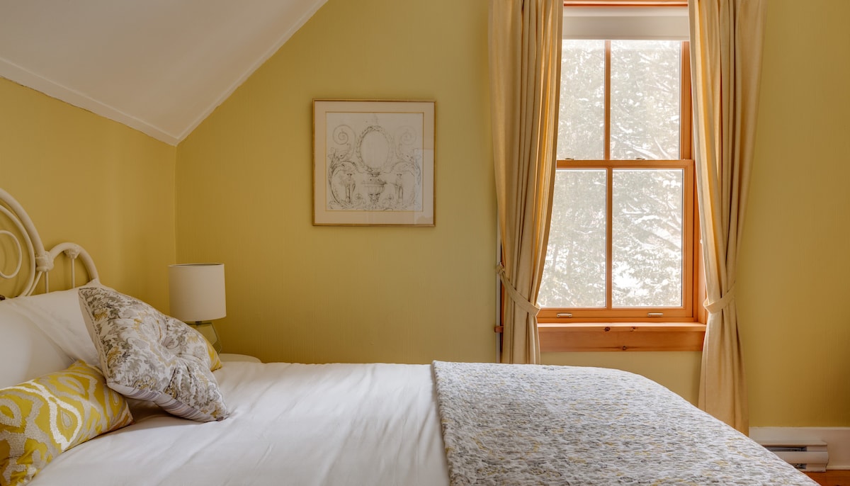 غرفة نوم 4 بسرير بحجم كبير وحمام داخلي