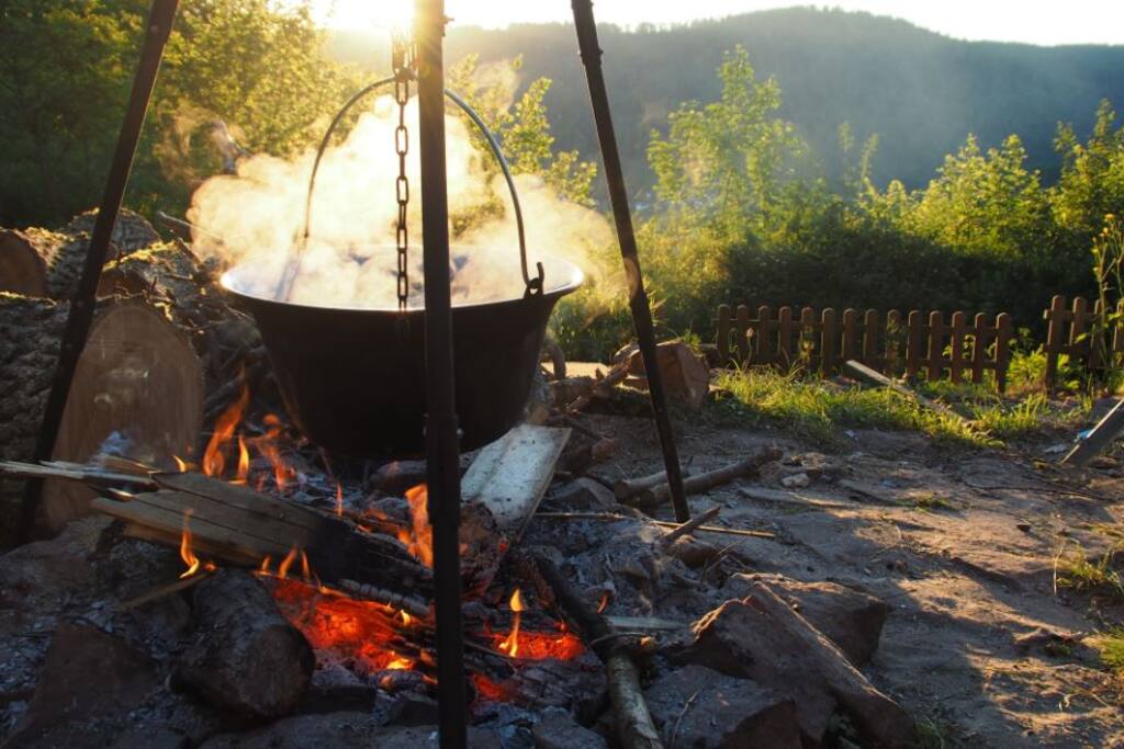 Hier oben kann man noch rustikale Lagerfeuerküche genießen