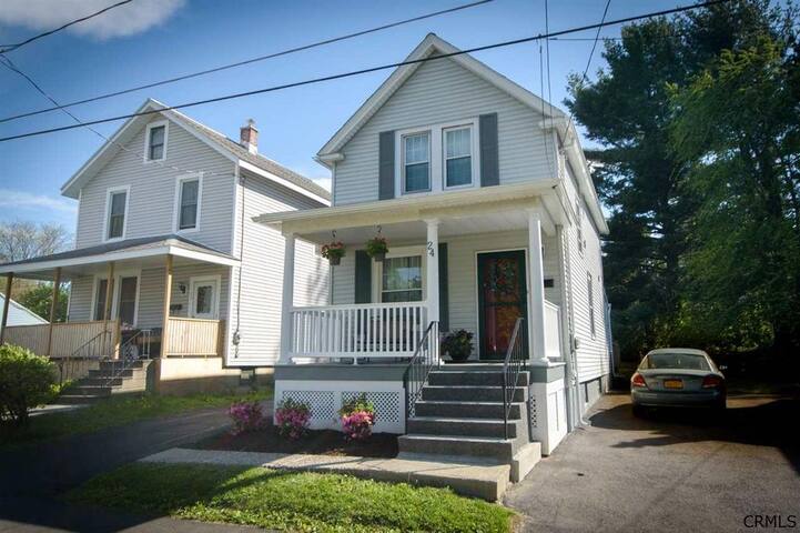 /Miller Colonial 1946 SUNY Eagle Hill 5Bed 2Baths gallery image 2