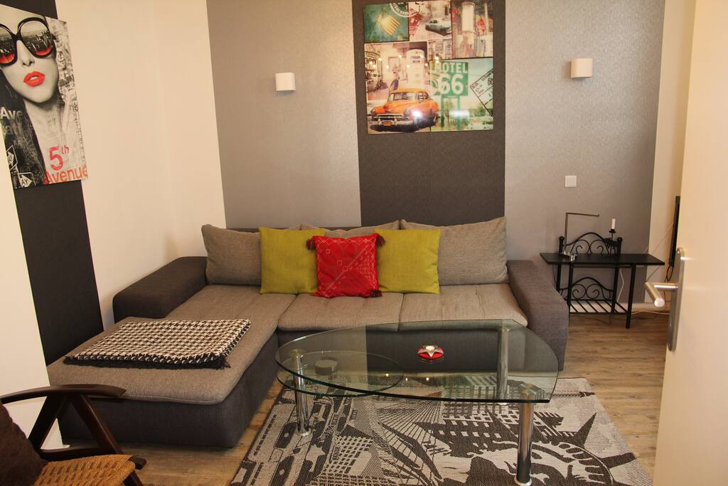 Wohnzimmer mit bequemer Schlafcouch