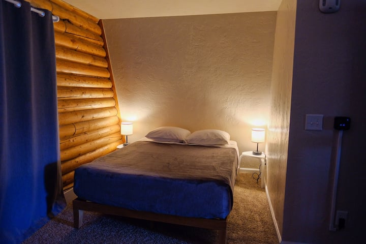 Una cama queen en el dormitorio más grande de arriba. 