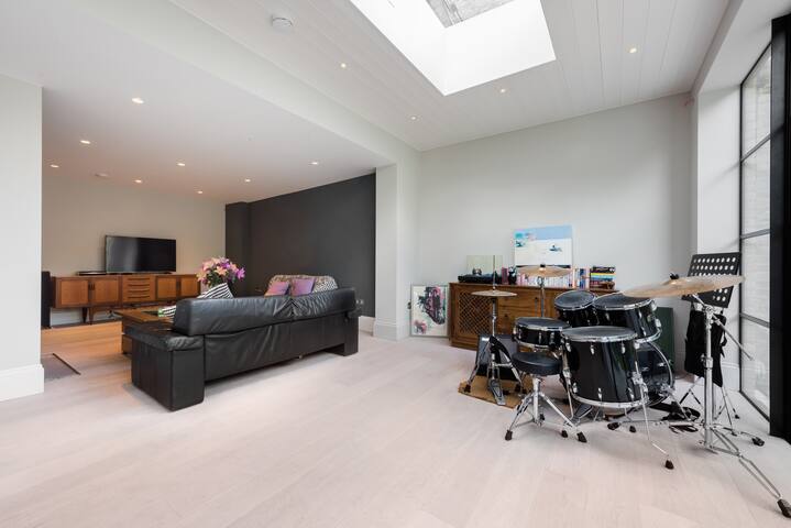 Fun & spacious family home opposite stunning park gallery image 5