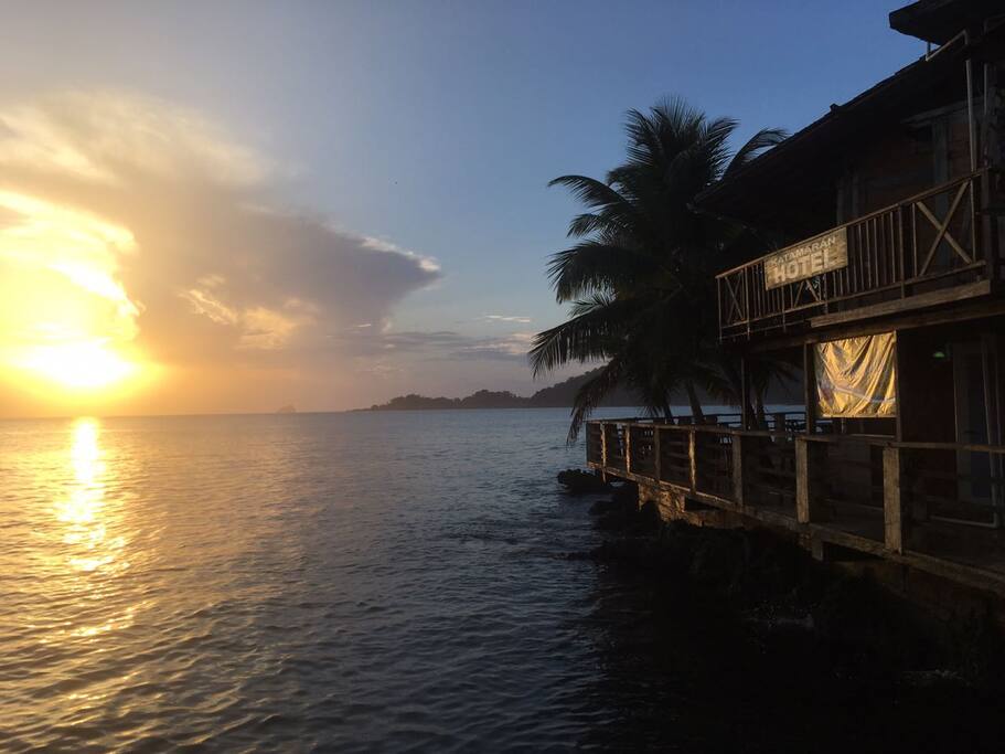 Amanecer en el Hotel Katamaran