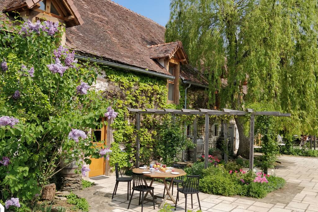 Manoir Delarue gîte and B+B - Le gîte - Nades의 전원주택에서 살아보기, Auvergne-Rhône-Alpes, 프랑스