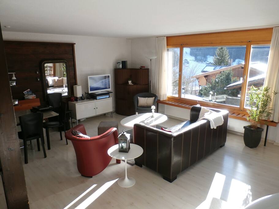 Offenes Wohn-/Esszimmer mit Panoramafenster