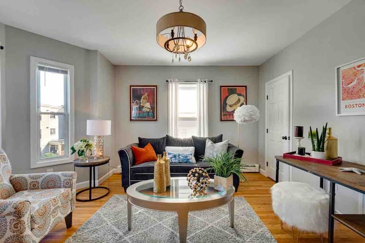 Cozy spacious 2nd level condo walk to public tran