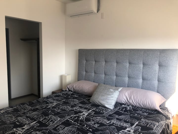 ห้องนอนใหญ่พร้อมเตียงขนาดคิงไซส์และเครื่องปรับอากาศ (ร้อน/เย็น) รวมถึงตู้เสื้อผ้าแบบวอล์คอินและห้องน้ำเต็มรูปแบบสุดพิเศษ