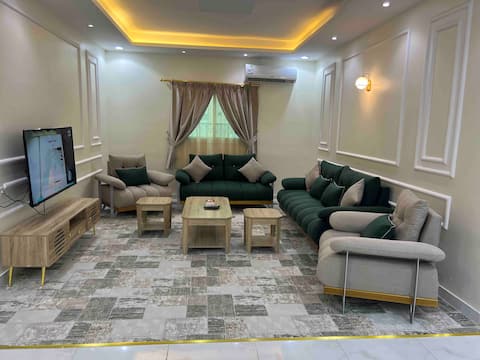 3 Bedroom Lounge Apartment (1/3)