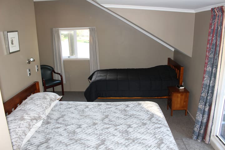 Dhomë gjumi 1 me krevat dopio "king" dhe krevat dopio "king