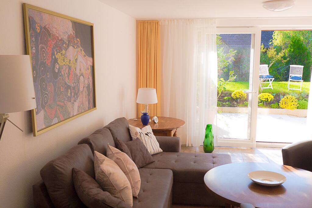 Wohnzimmer mit Blick in den Garten