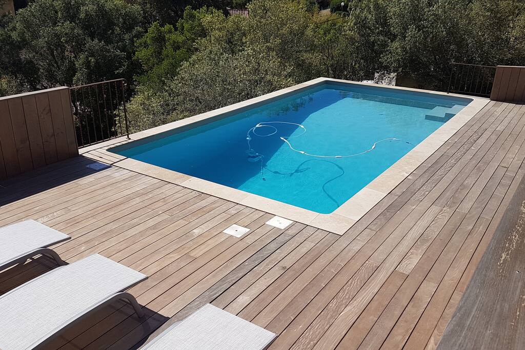 Piscine aménagée de 8 transats
