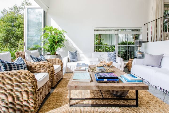 Cape Town Villa. Exquisite View of Table Mountain