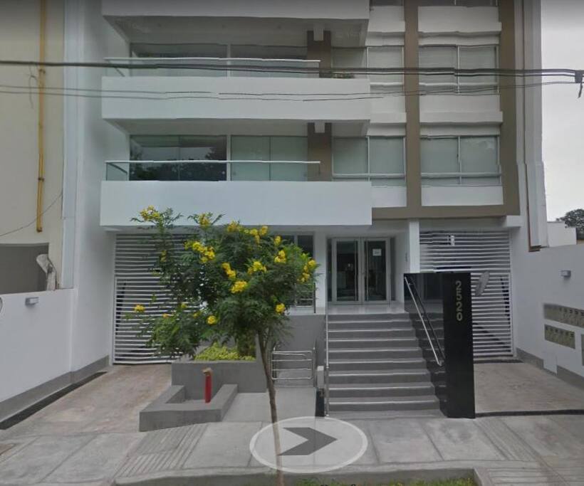 Fachada del Edificio Vista Castilla frente a Parque Mariscal Castilla (Reserva Ecológica)