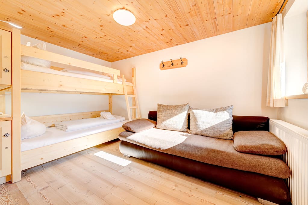 2. Schlafzimmer mit Etagenbett und Schlafsofa