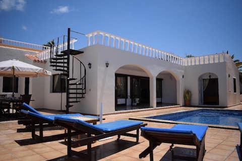 Top Airbnb: Wonderful Independent villa, heated pool. en Adeje