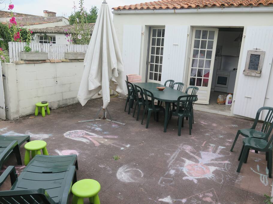Cour (photo pris juste apres dessin en craie par des enfants)