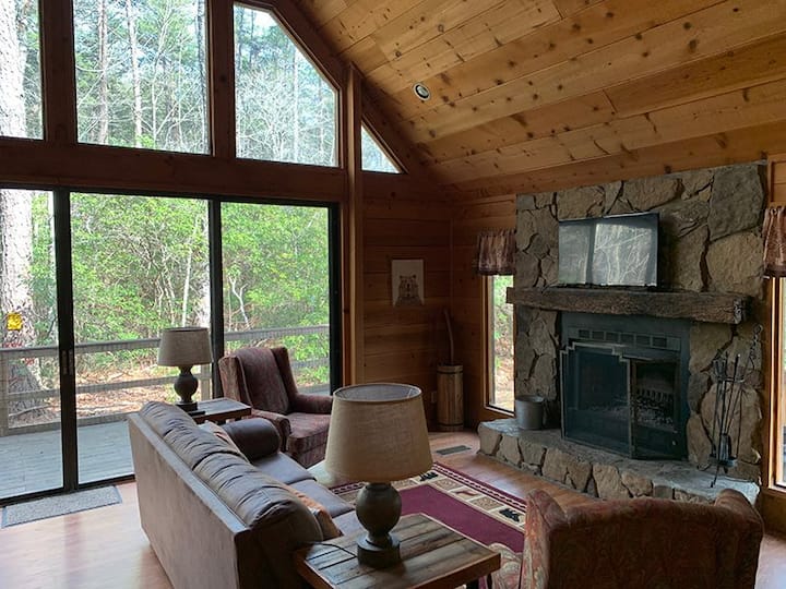 Trail's End Privacy, Hot Tub, Lots of Room! Cabins for Rent in