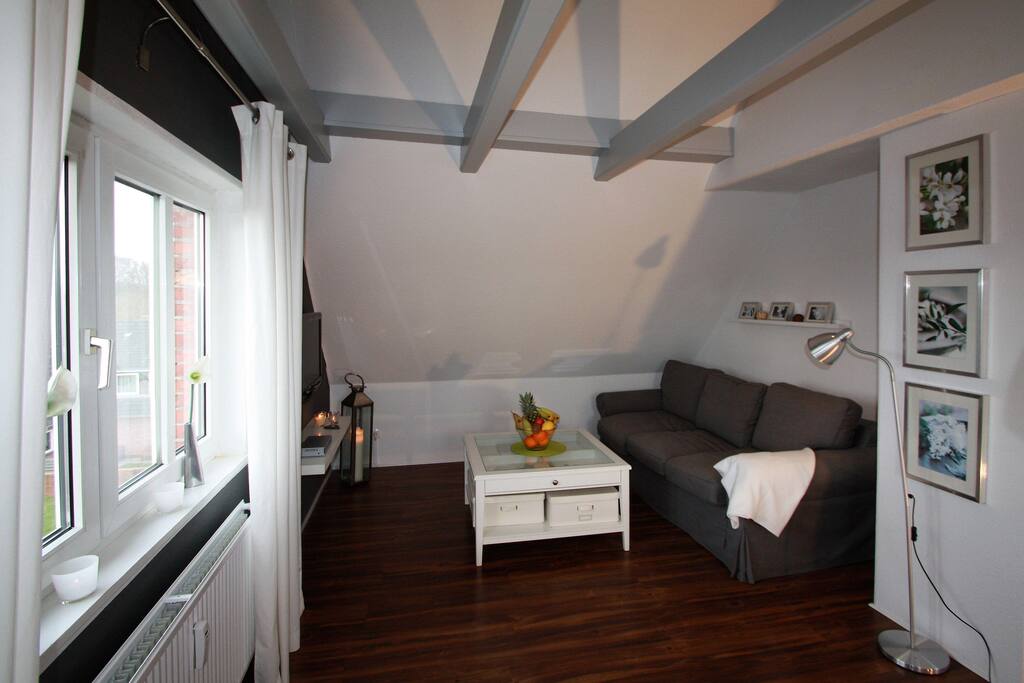 Das großzügige und modern eingerichtete Wohnzimmer für gemeinsame Urlaubsstunden.