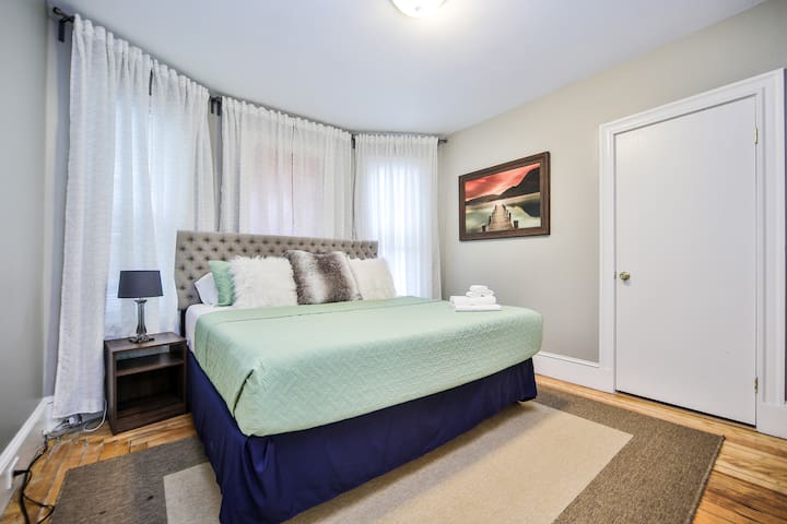 Groupstay w/firepit mins2Downtown Fenway FreePrkg gallery image 3