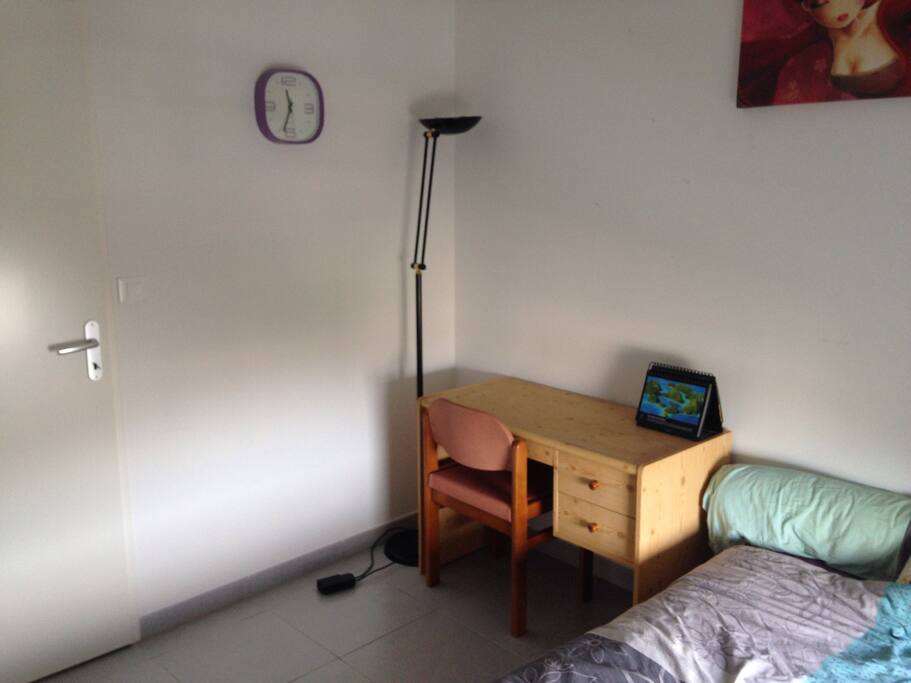 Espace de travail avec multiprise accessible